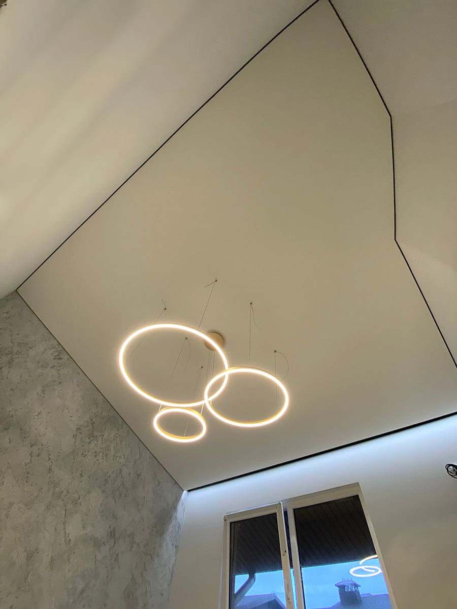 Теневой натяжной потолок с LED-люстрой 