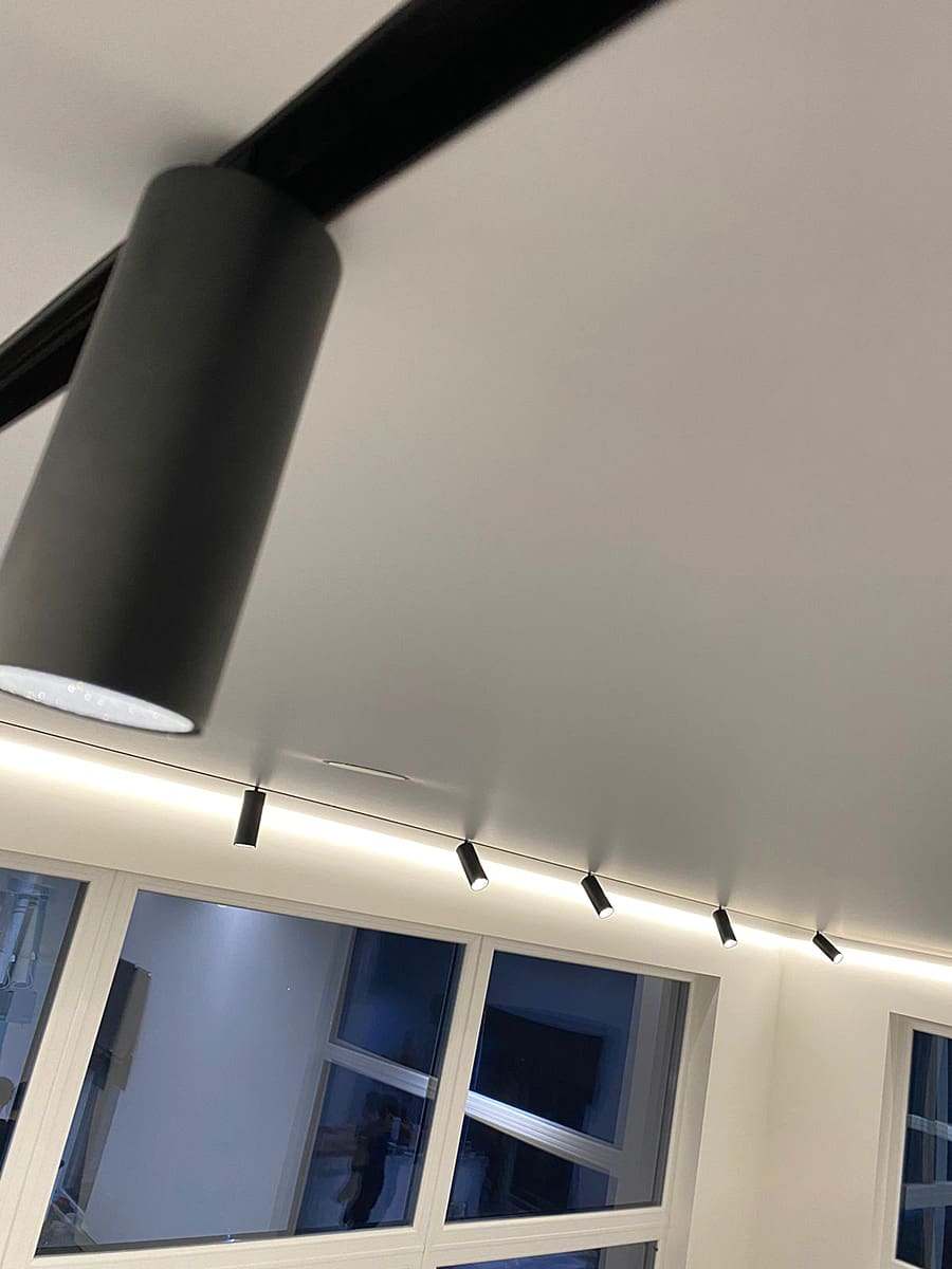Натяжной потолок с цилиндр светильником труба 