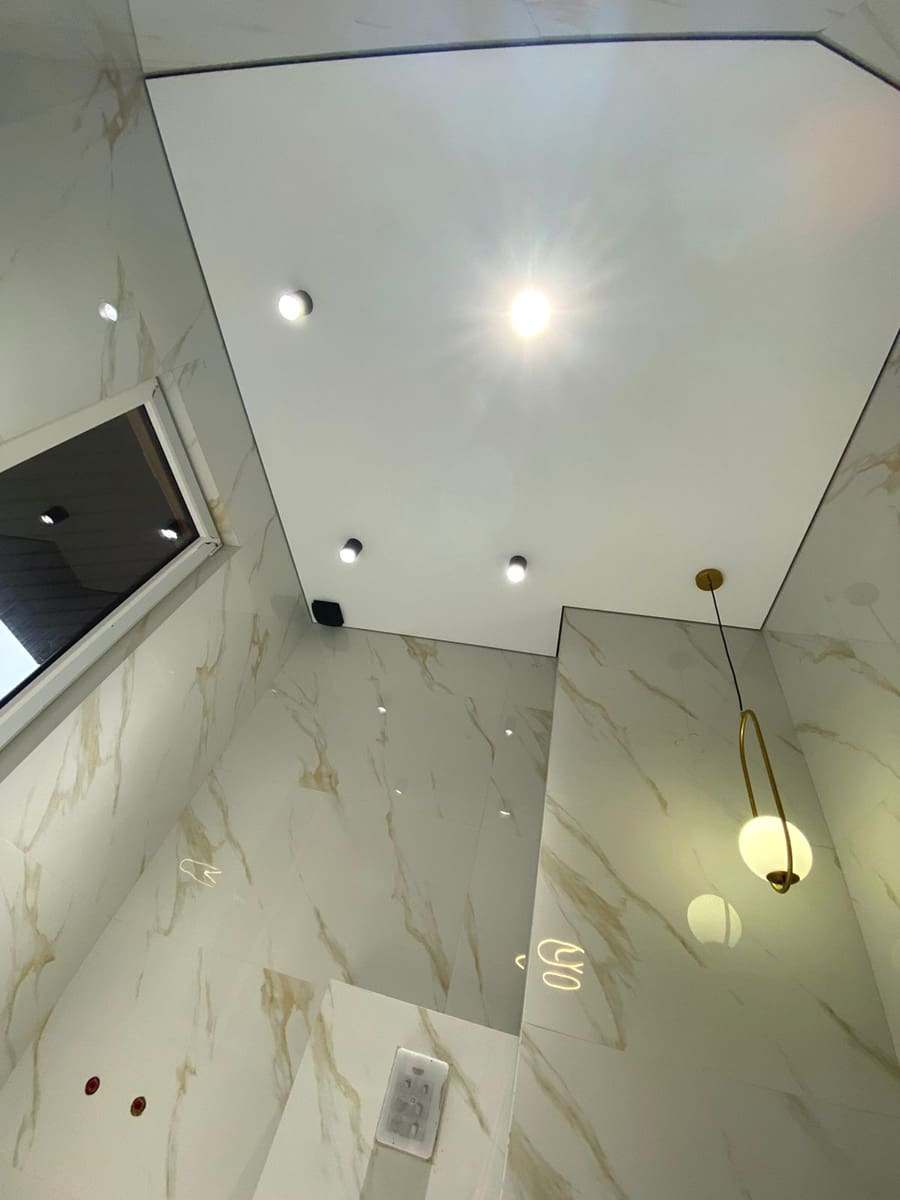 Дизайнерский натяжной потолок в ванной комнате 
