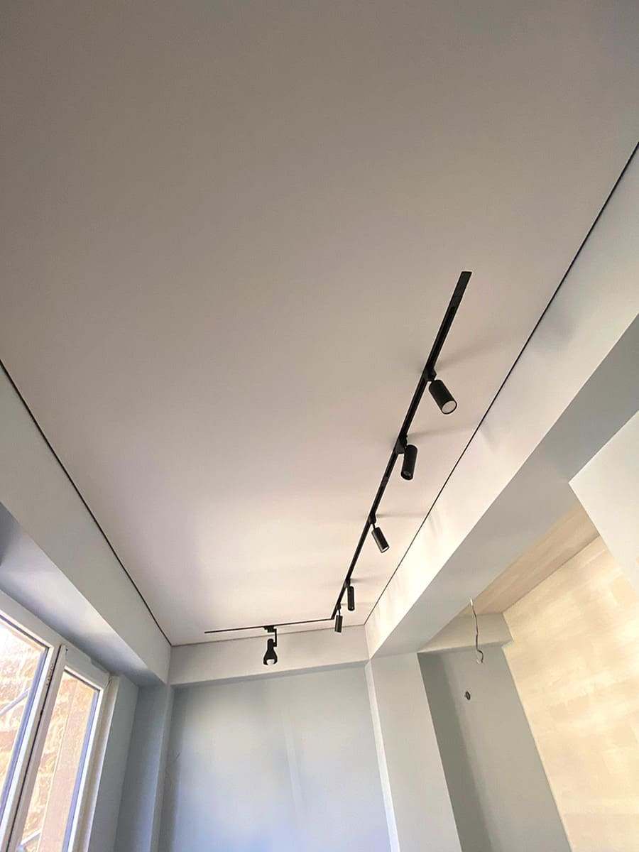 Дизайн натяжного потолка с теневым профилем 